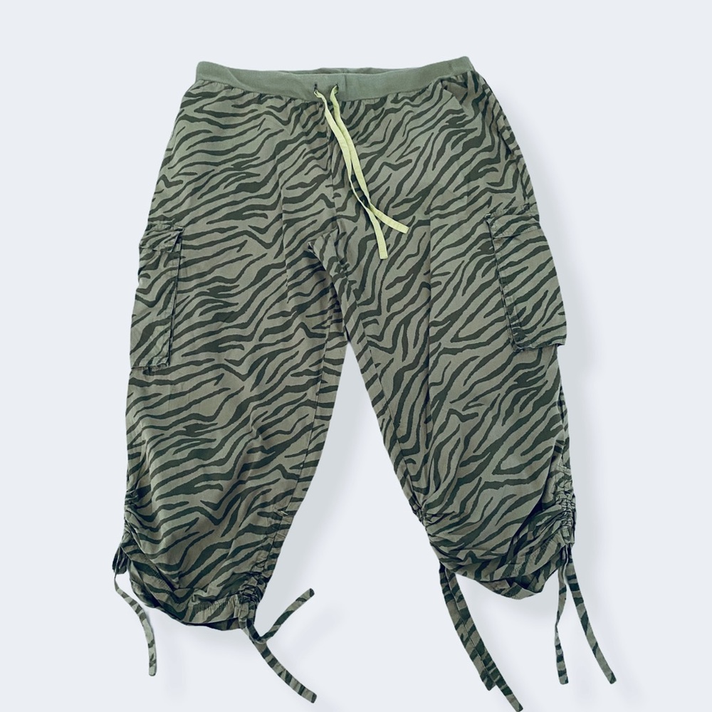 🔥2/$15🔥 La Senza Camo Capri Pants